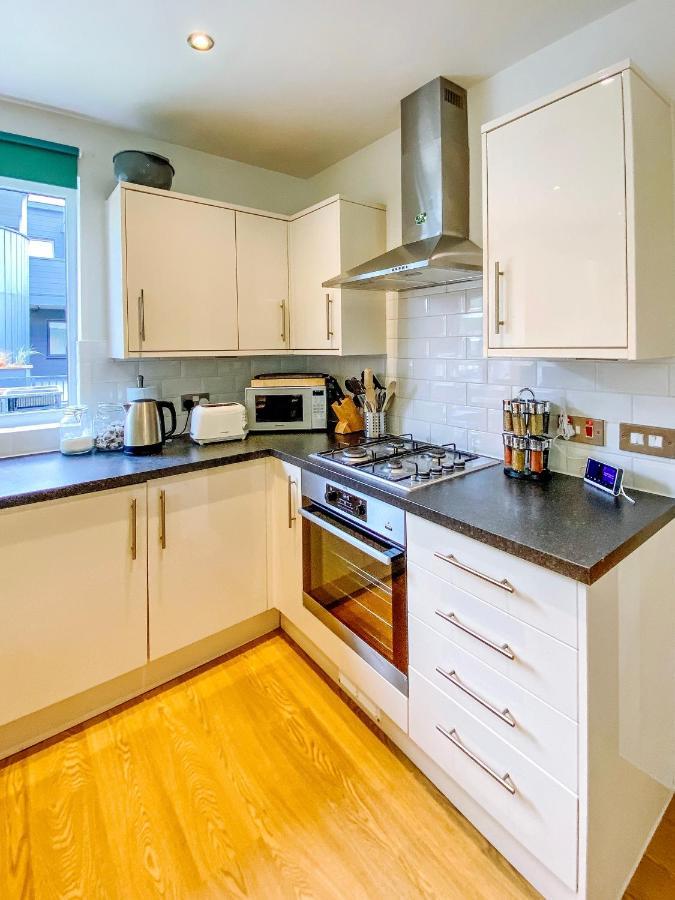 Beautiful, Contemporary 3 Bedroom *