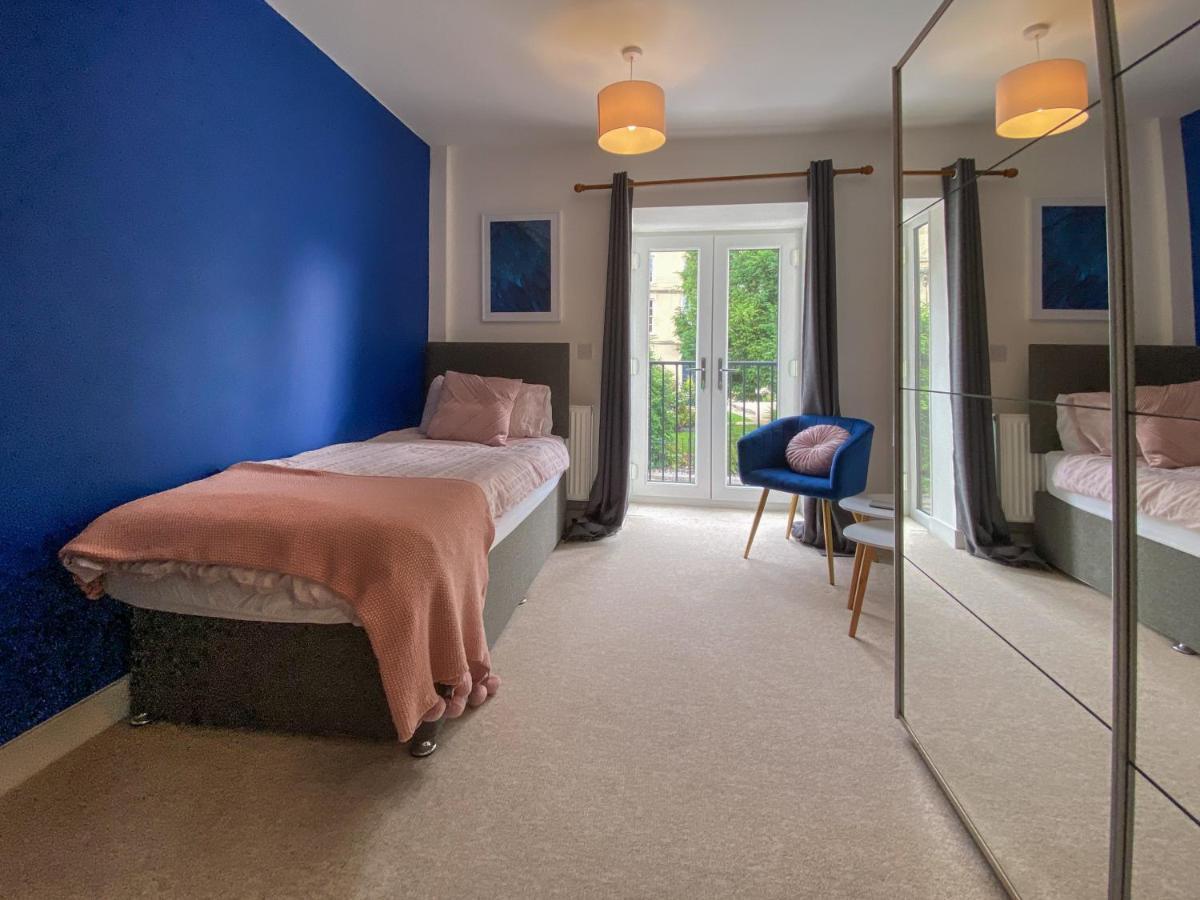 Beautiful, Contemporary 3 Bedroom Apartment *