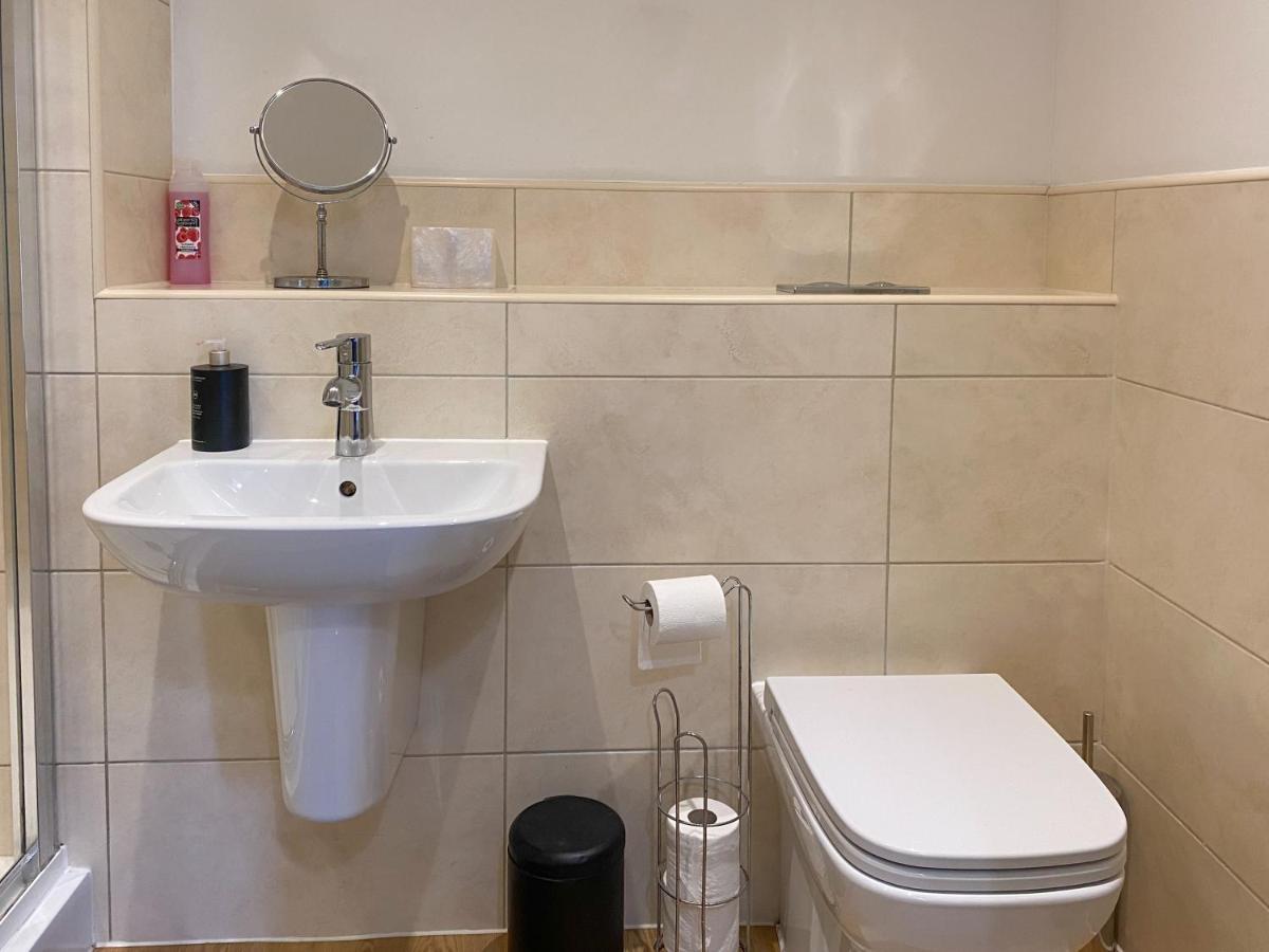 Beautiful, Contemporary 3 Bedroom * Bath