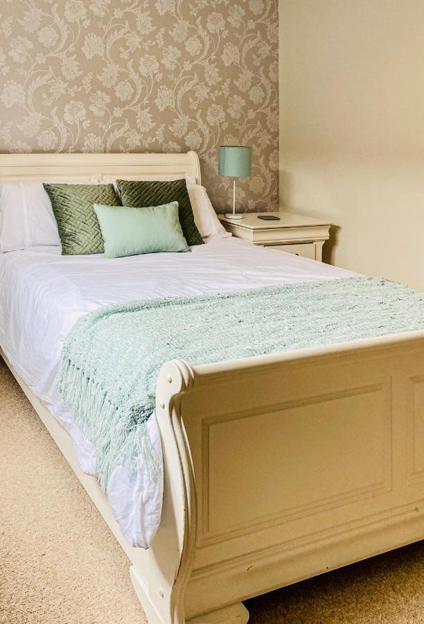 Beautiful, Contemporary 3 Bedroom * Bath
