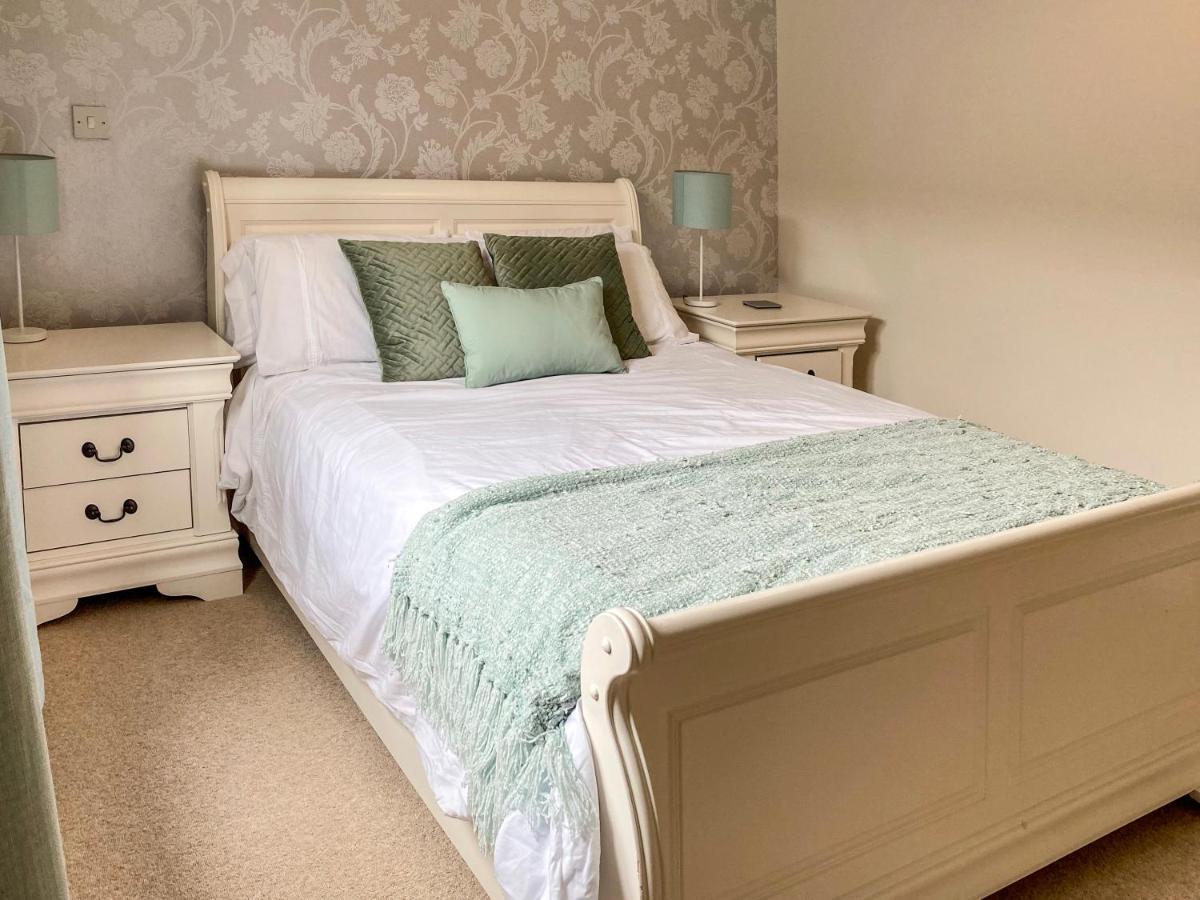 Beautiful, Contemporary 3 Bedroom Apartment Bath