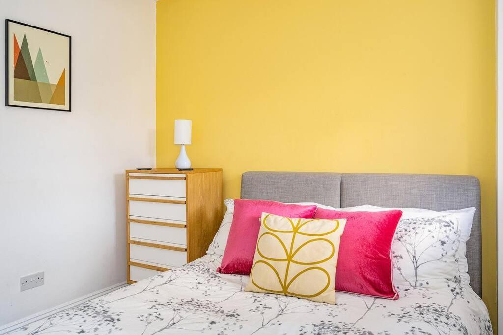 Holiday home Brand New Lsiting!wonderful One Bedroom *