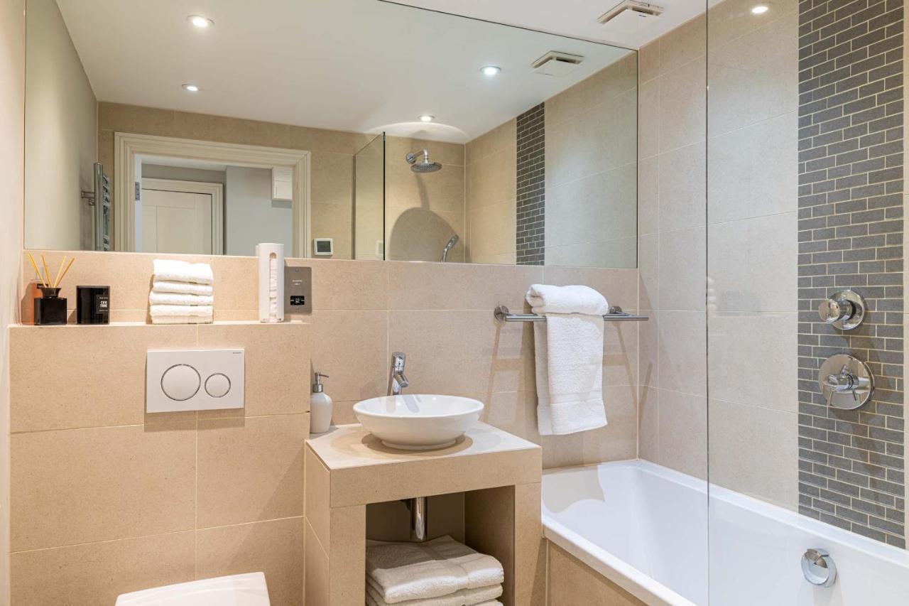 Apartment Circle Bath