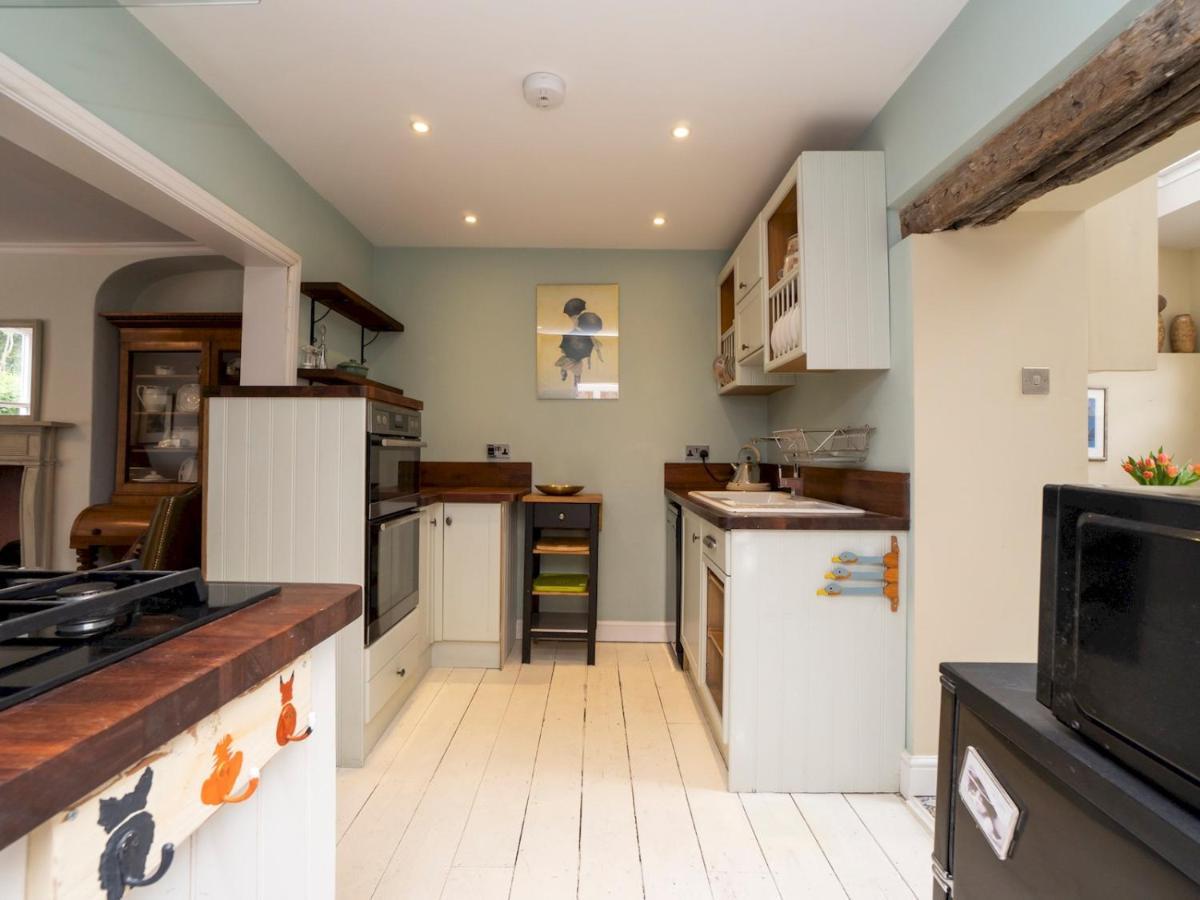 Pass The Keys Charming 3 Bed Townhouse Next To Victoria Park *