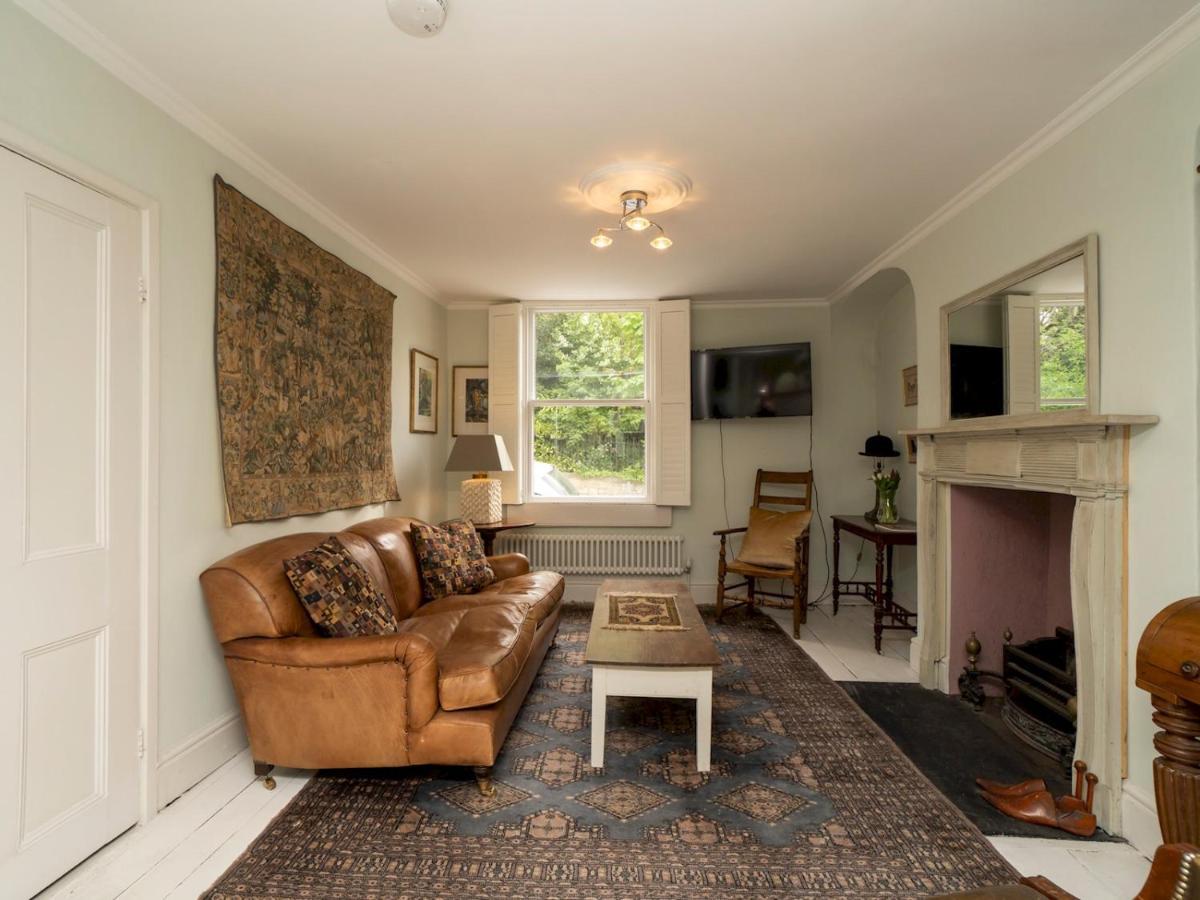 Pass The Keys Charming 3 Bed Townhouse Next To Victoria Park Holiday home
