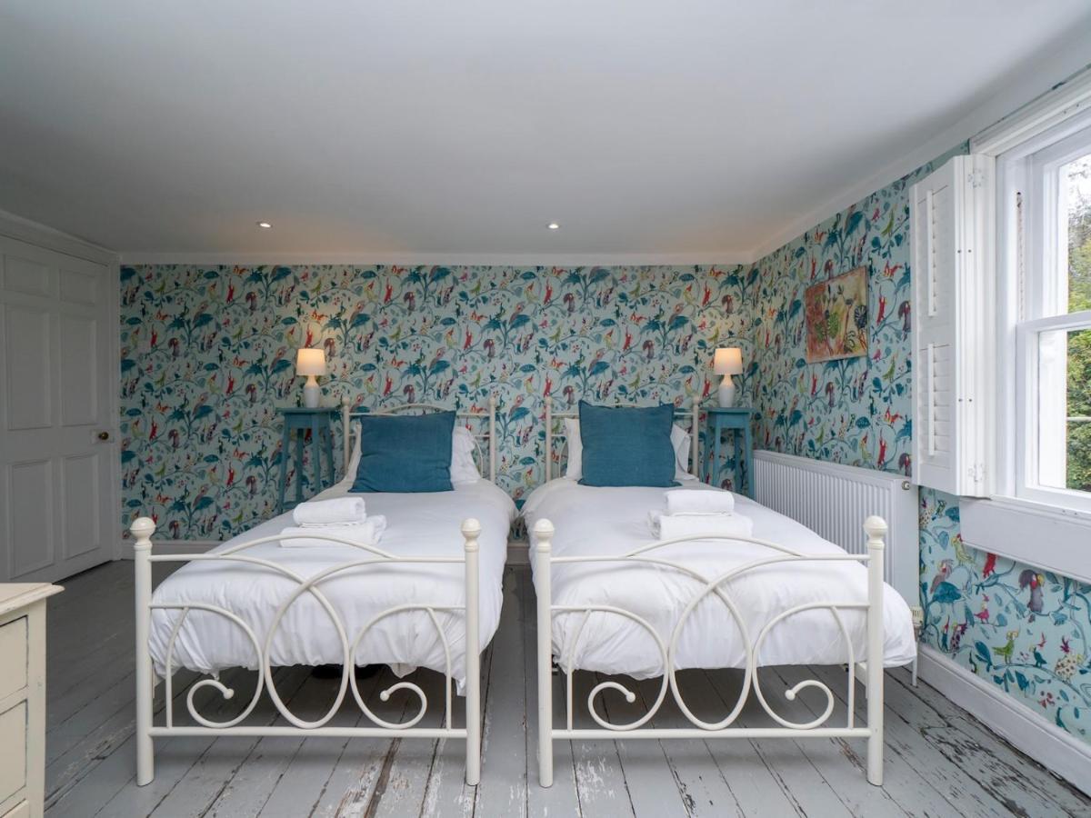 Pass The Keys Charming 3 Bed Townhouse Next To Victoria Park Holiday home *