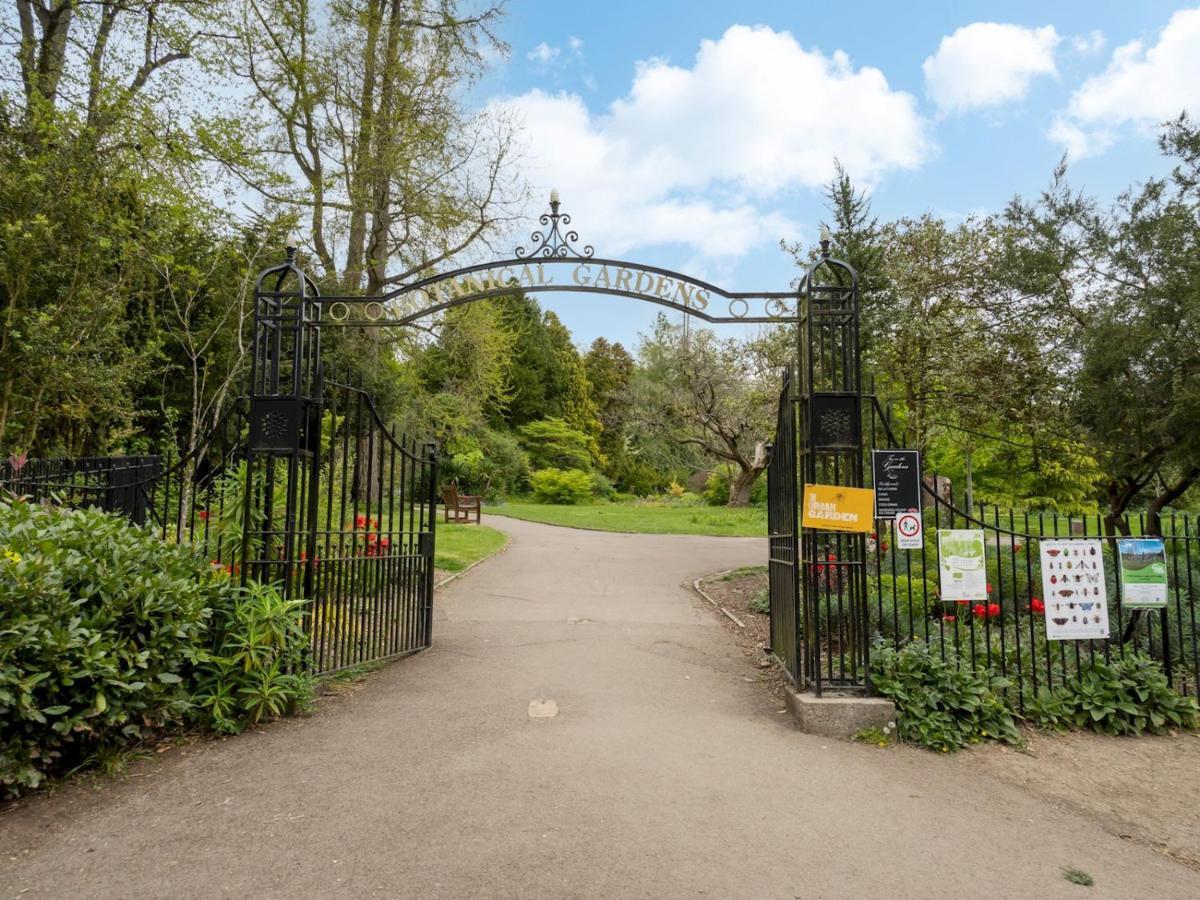Pass The Keys Charming 3 Bed Townhouse Next To Victoria Park Holiday home *