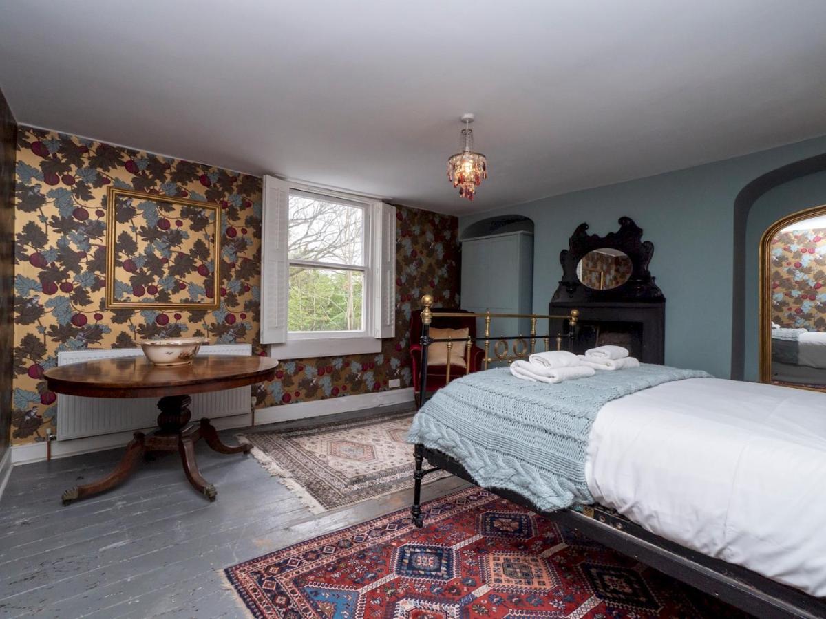 Pass The Keys Charming 3 Bed Townhouse Next To Victoria Park Holiday home