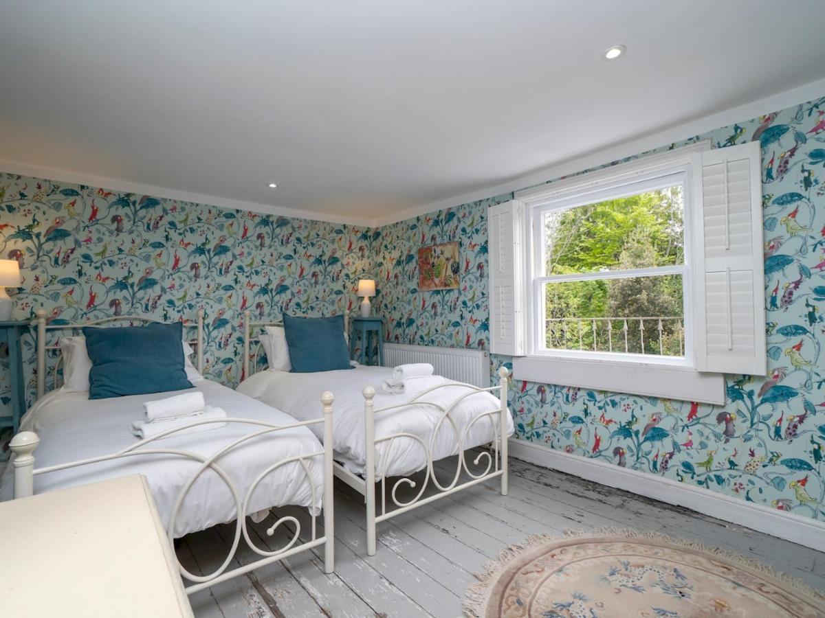 Pass The Keys Charming 3 Bed Townhouse Next To Victoria Park Holiday home *