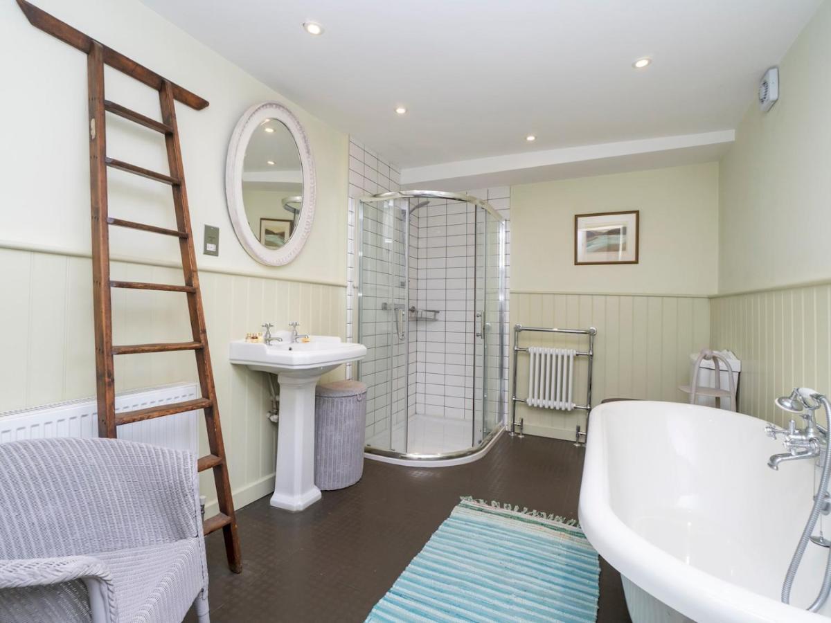Pass The Keys Charming 3 Bed Townhouse Next To Victoria Park *