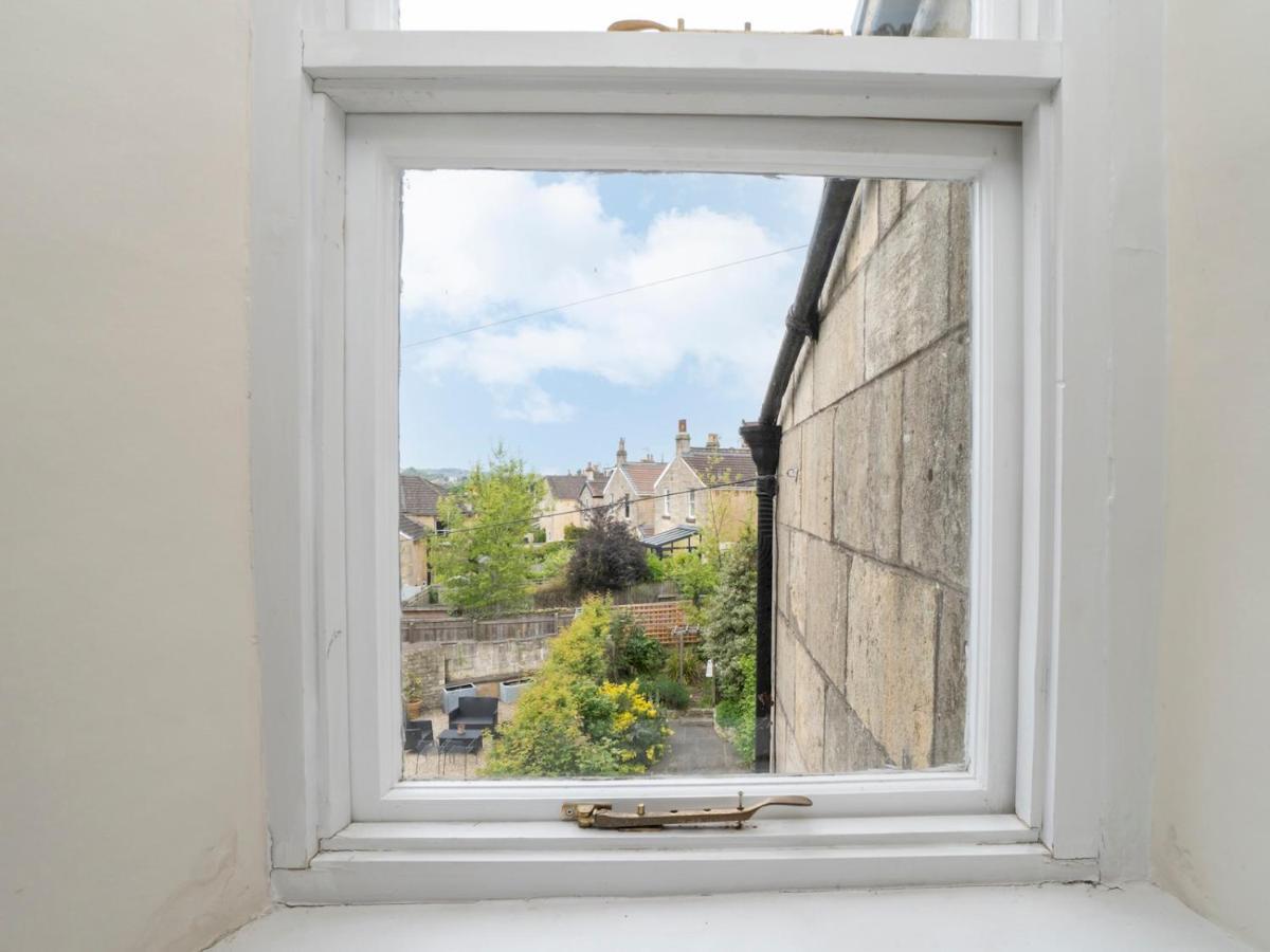 Pass The Keys Charming 3 Bed Townhouse Next To Victoria Park Holiday home