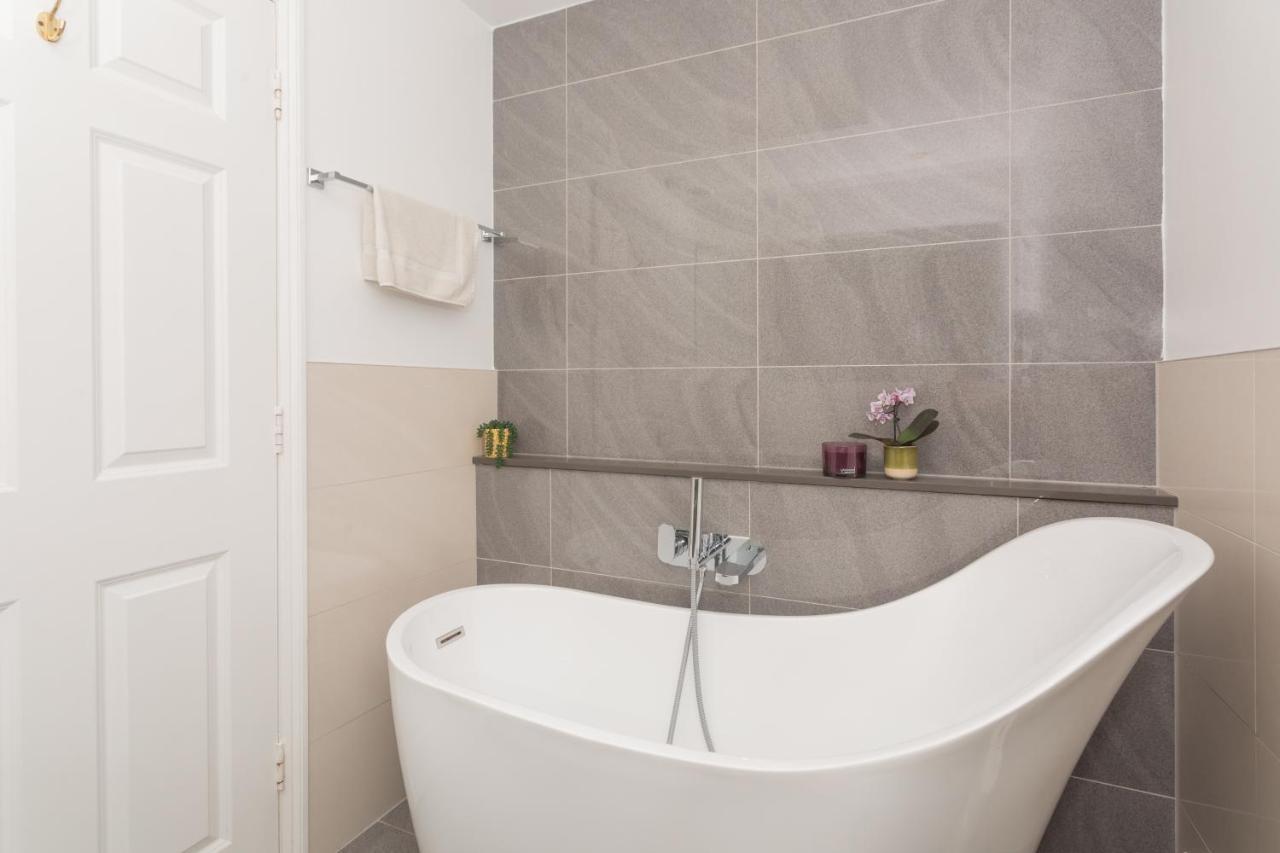 Crescent Mews Apartment Bath