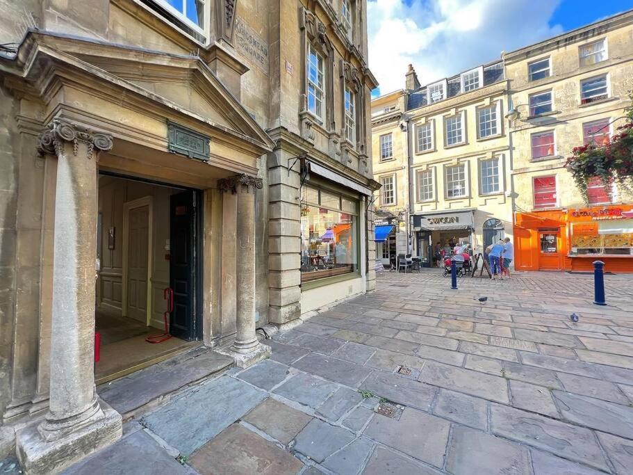 Beautiful Character 3 Bed Centre Bath