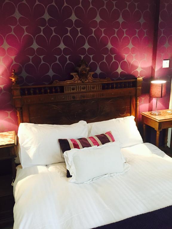 City Centre - Rivers Street, Quiet 2 Bed Ground Floor Georgian Garden Apartment 4* Bath