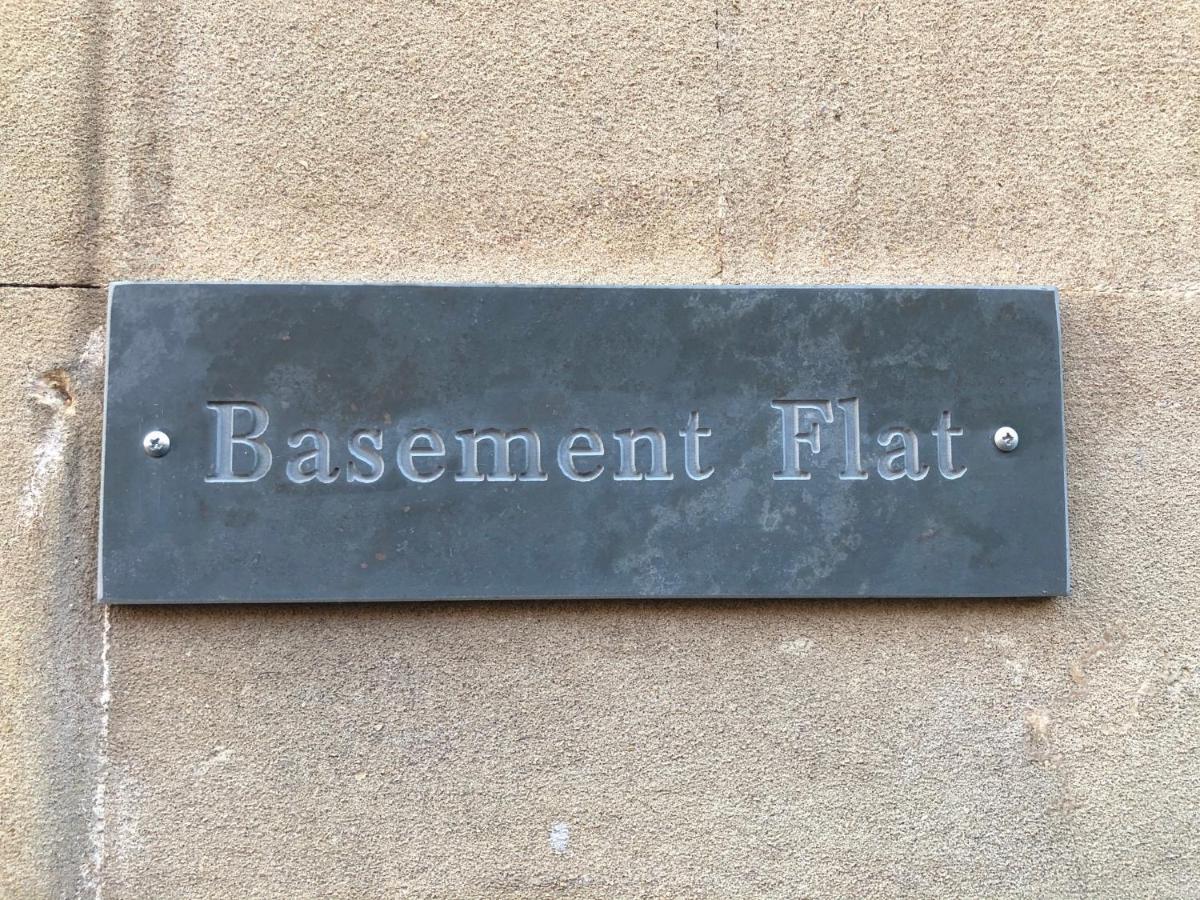 The Basement Flat - Free Parking Space Apartment *