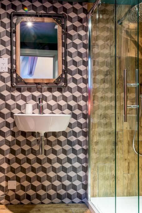 Apartment Style & Opulence In Georgian Chapel W Parking Bath