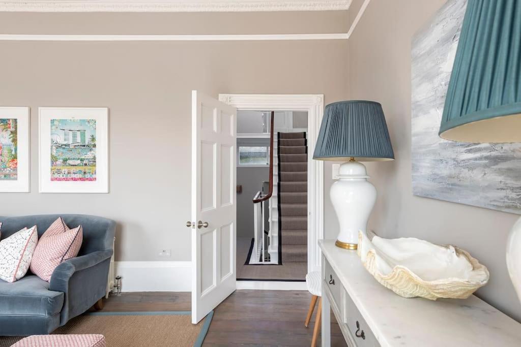 Dunsford House - Elegant Townhouse With Parking Holiday home