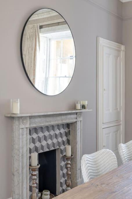 Dunsford House - Elegant Townhouse With Parking Bath