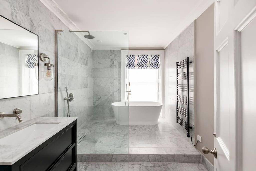 Dunsford House - Elegant Townhouse With Parking Holiday home Bath