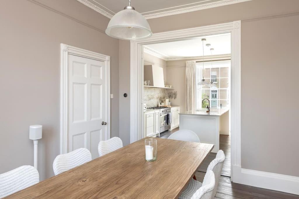 Dunsford House - Elegant Townhouse With Parking Holiday home