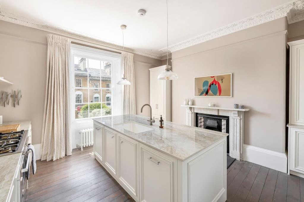 Dunsford House - Elegant Townhouse With Parking