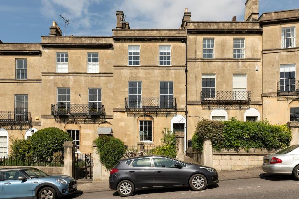 Dunsford House - Elegant Townhouse With Parking