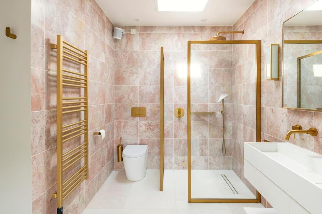 Dunsford House - Elegant Townhouse With Parking Holiday home Bath