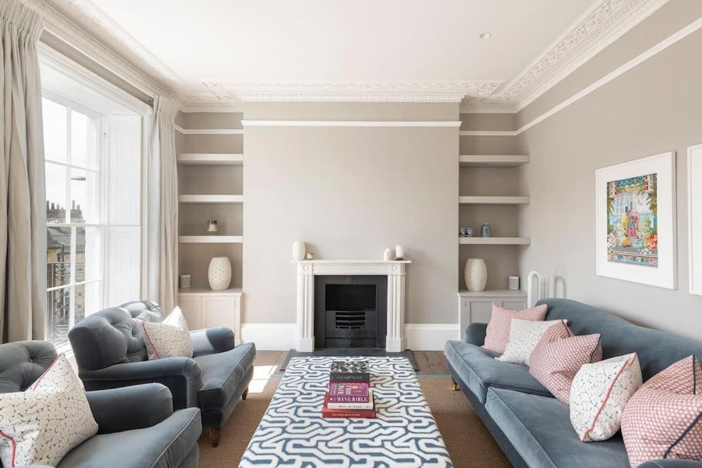 Dunsford House - Elegant Townhouse With Parking *