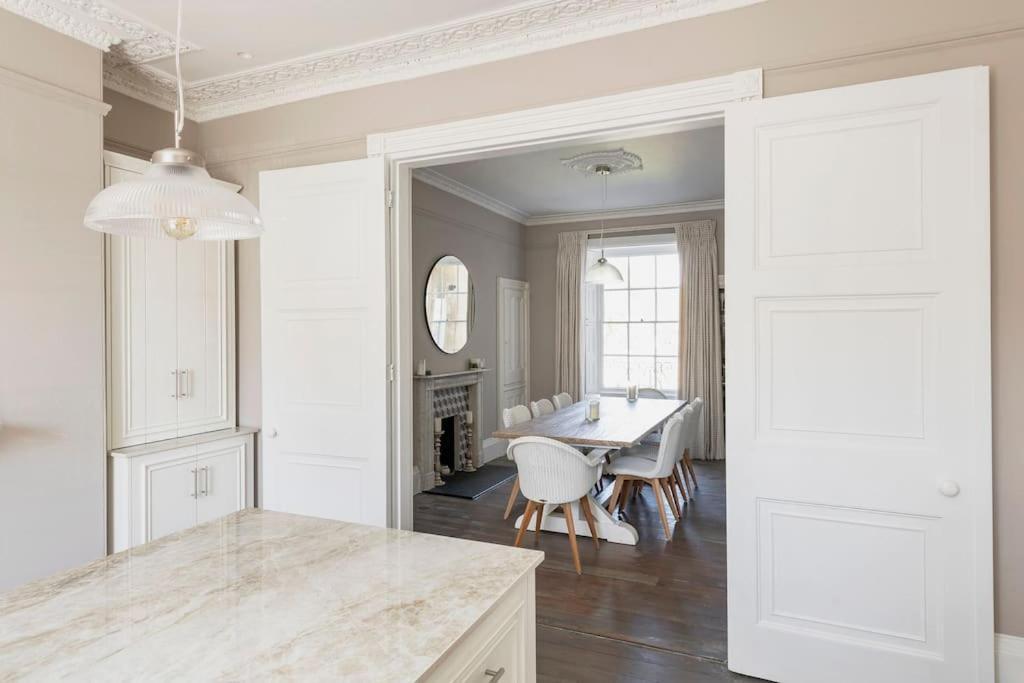 Dunsford House - Elegant Townhouse With Parking *