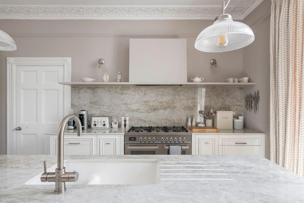 Dunsford House - Elegant Townhouse With Parking *