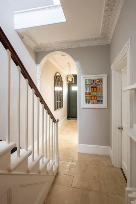 Dunsford House - Elegant Townhouse With Parking *