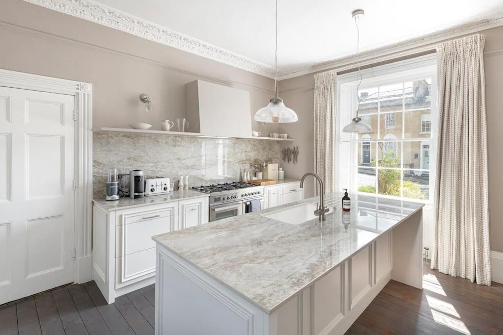 Dunsford House - Elegant Townhouse With Parking Holiday home *