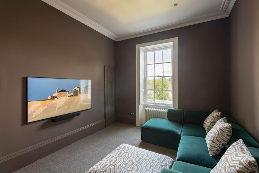 Dunsford House - Elegant Townhouse With Parking Bath