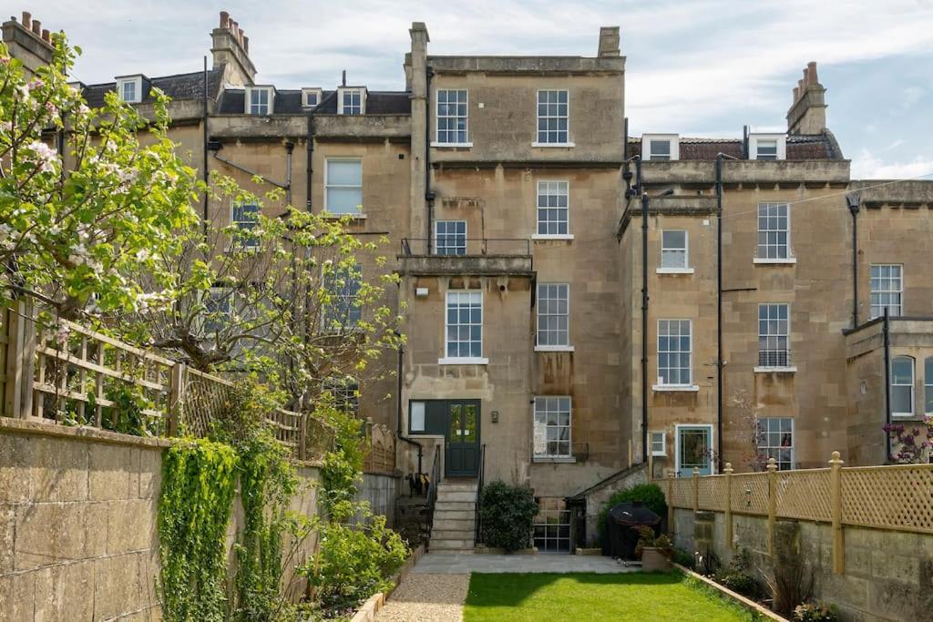 Dunsford House - Elegant Townhouse With Parking Bath