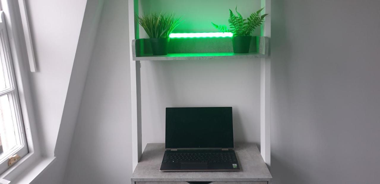 Luxe Maisonette- Parking, 4k Tvs, Leds, Local Snacks And More! Apartment