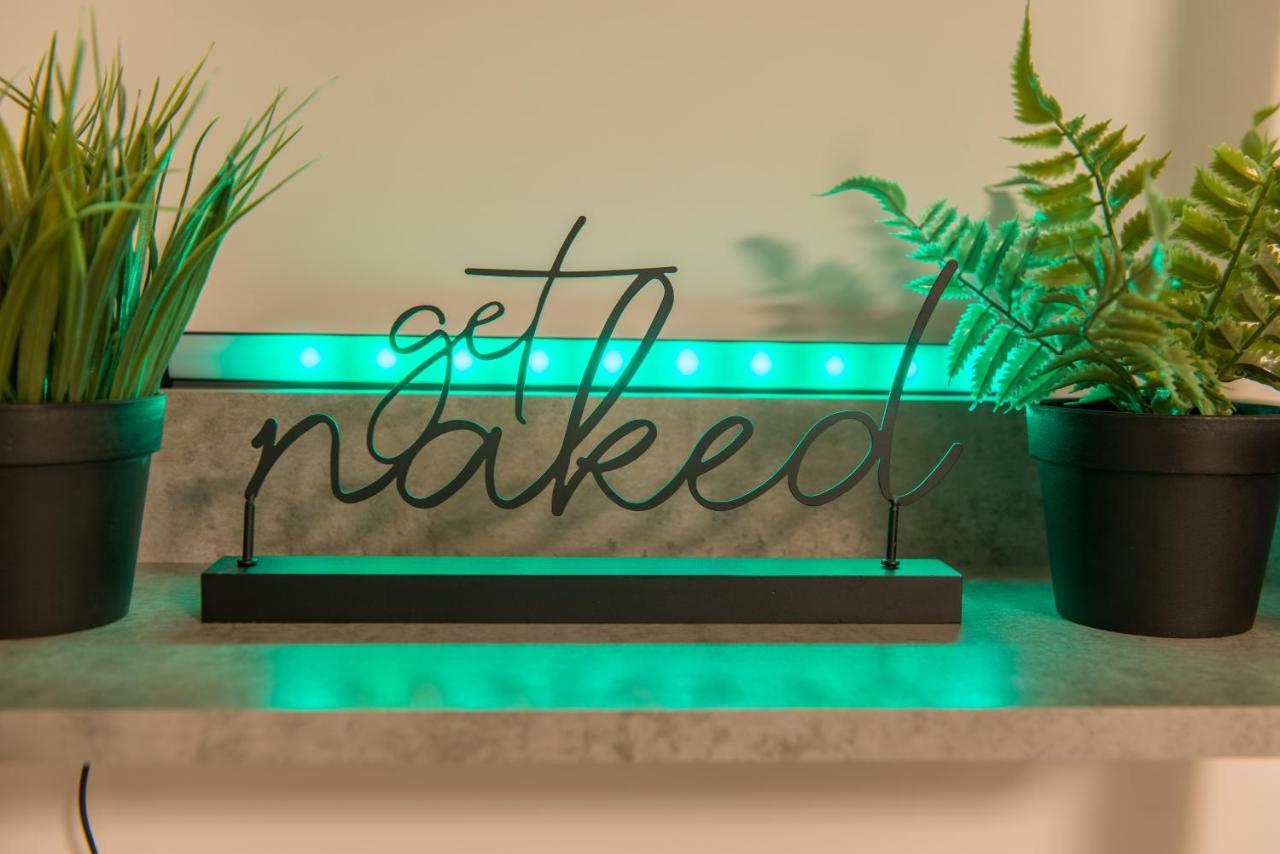 Luxe Maisonette- Parking, 4k Tvs, Leds, Local Snacks And More! * Bath