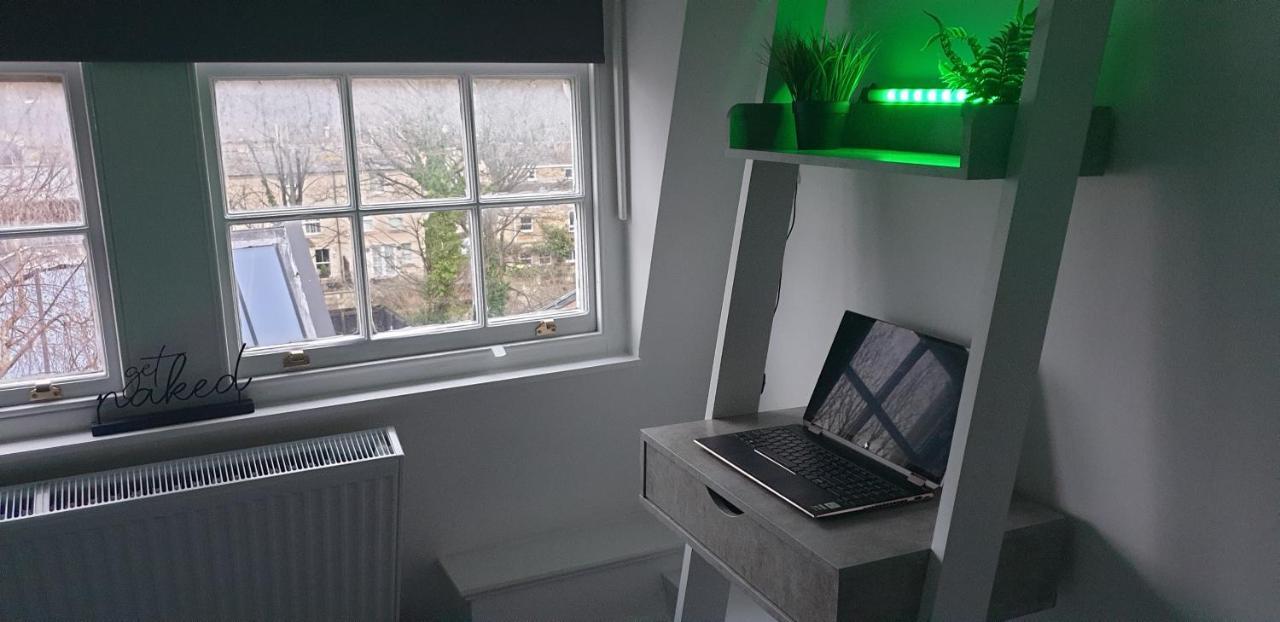 Luxe Maisonette- Parking, 4k Tvs, Leds, Local Snacks And More! * Bath