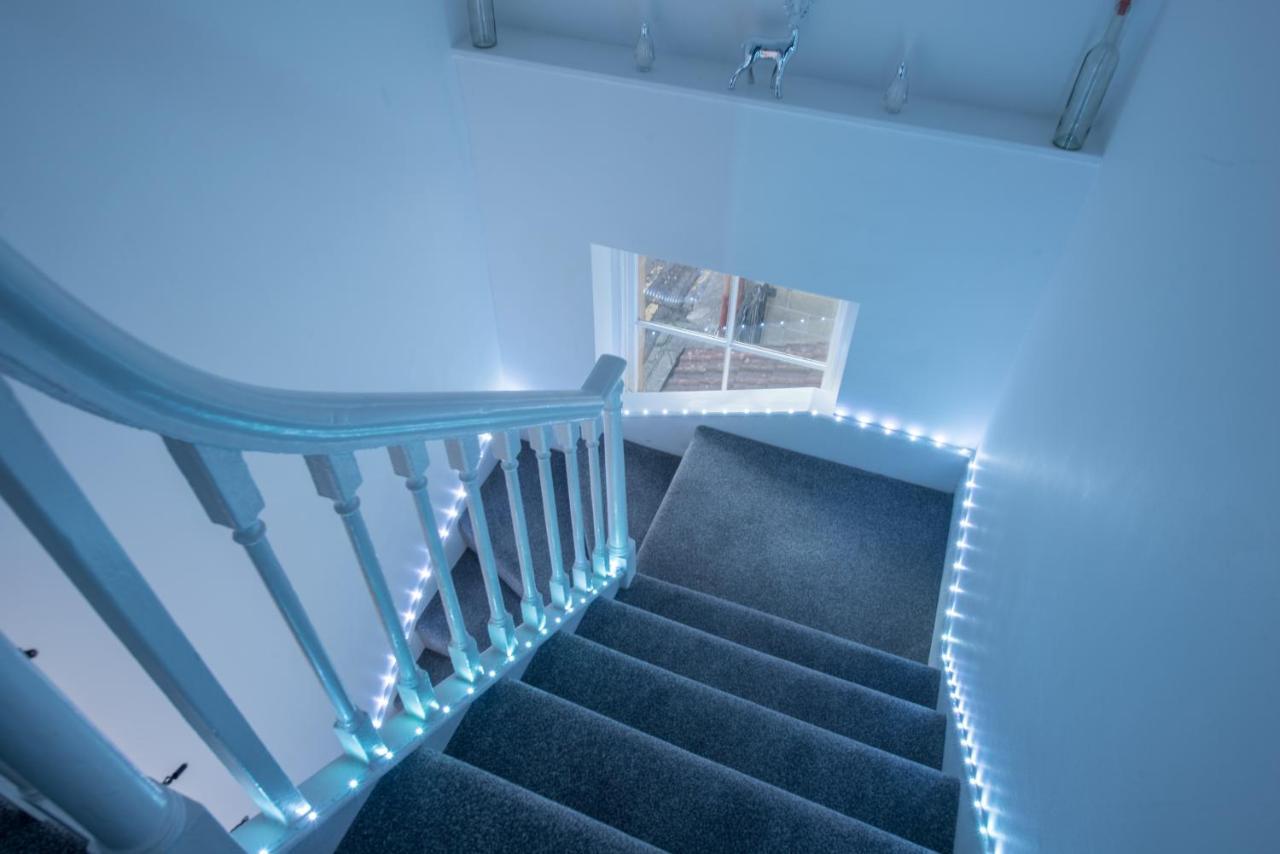 Apartment Luxe Maisonette- Parking, 4k Tvs, Leds, Local Snacks And More!