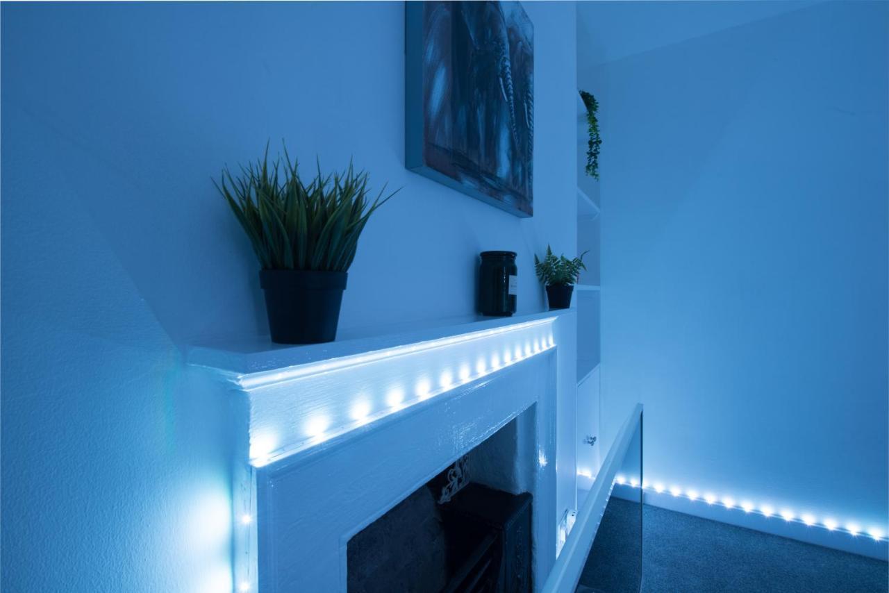 Luxe Maisonette- Parking, 4k Tvs, Leds, Local Snacks And More!