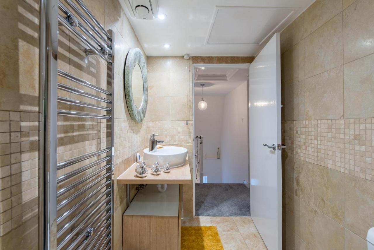 Luxe Maisonette- Parking, 4k Tvs, Leds, Local Snacks And More! *