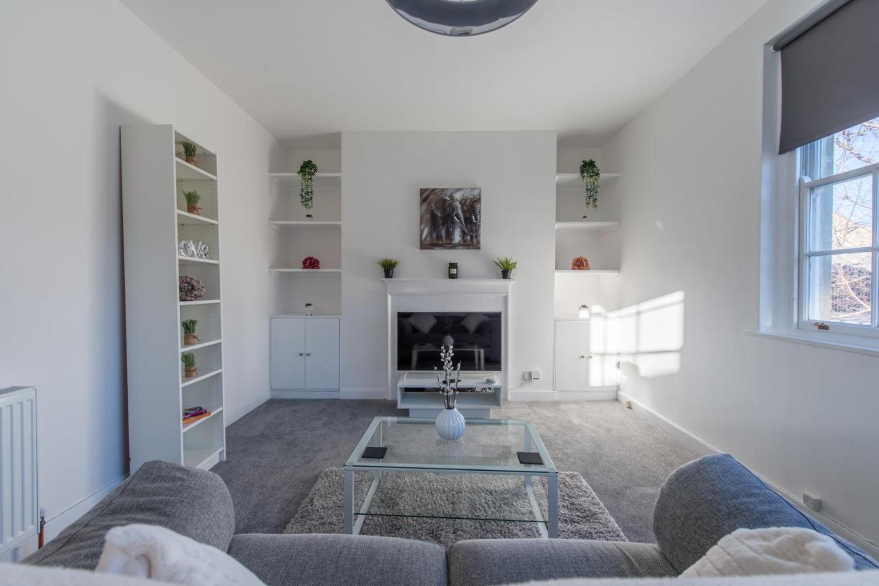 Apartment Luxe Maisonette- Parking, 4k Tvs, Leds, Local Snacks And More! Bath