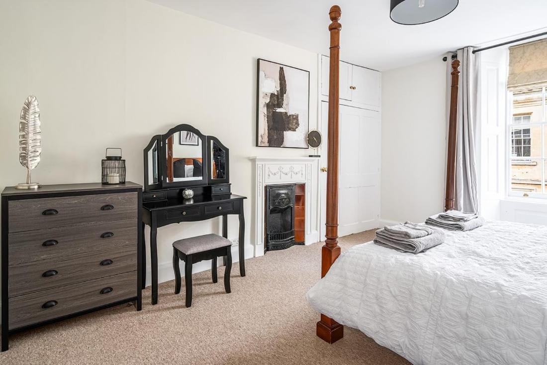 2 Stunning Grade 1 Listed Sleeps 14 Apartment *