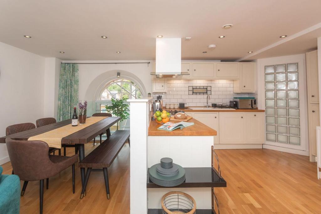 Apartment Panda Sanctuaries, Kensington Chapel