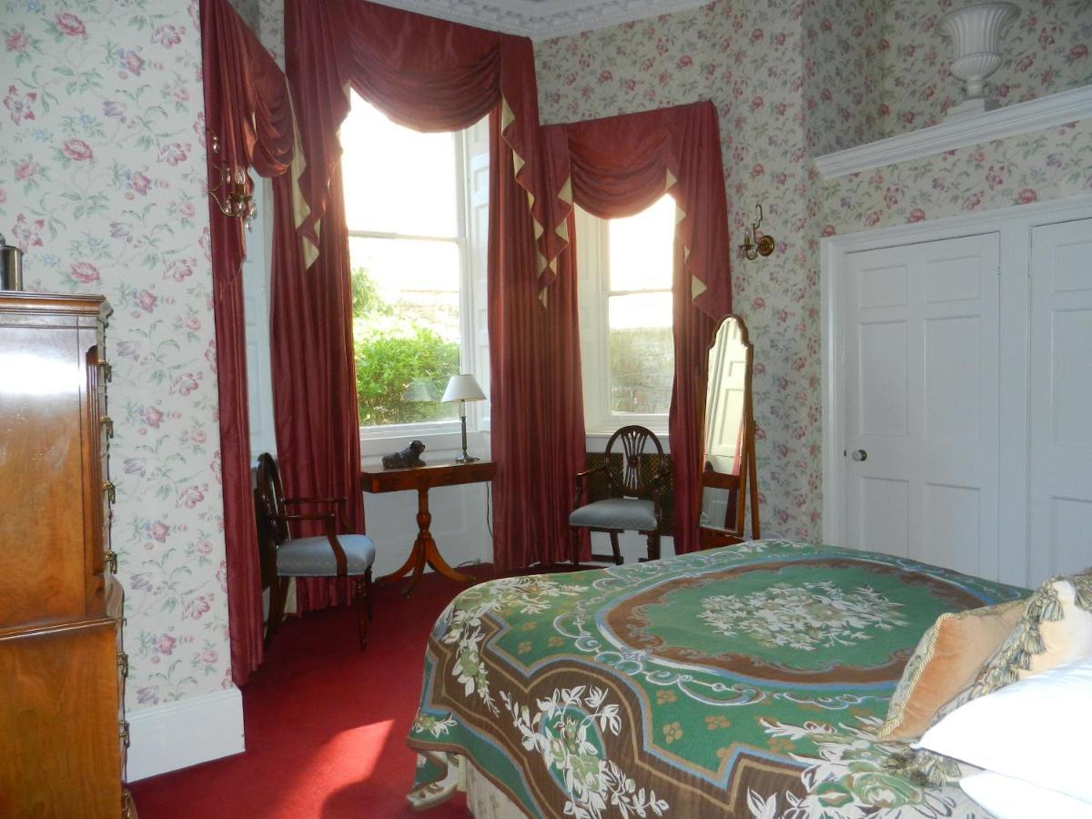 The Circus Apartment Bath