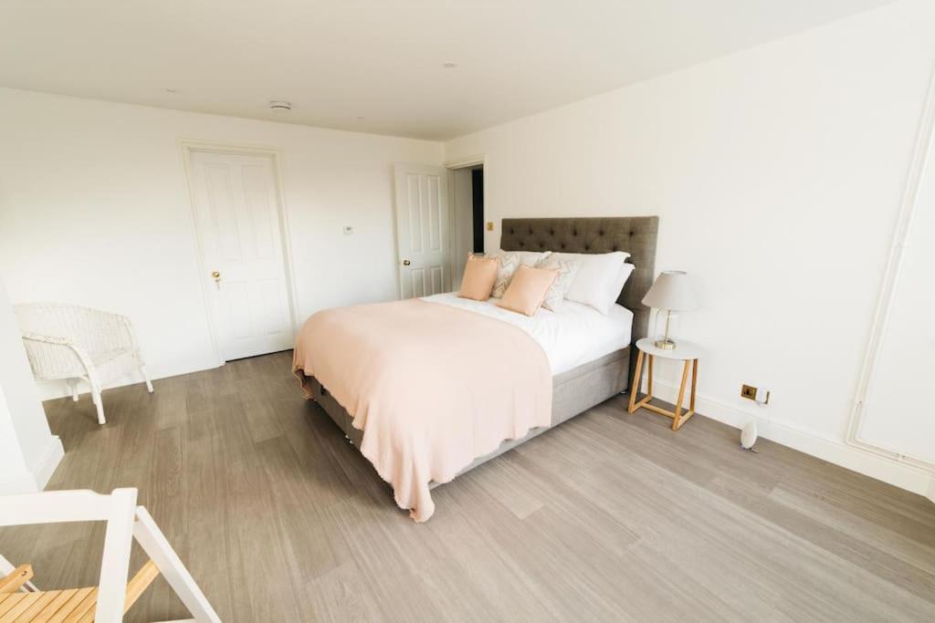 New -bright -fresh - With Parking & For Electric Cars Bath