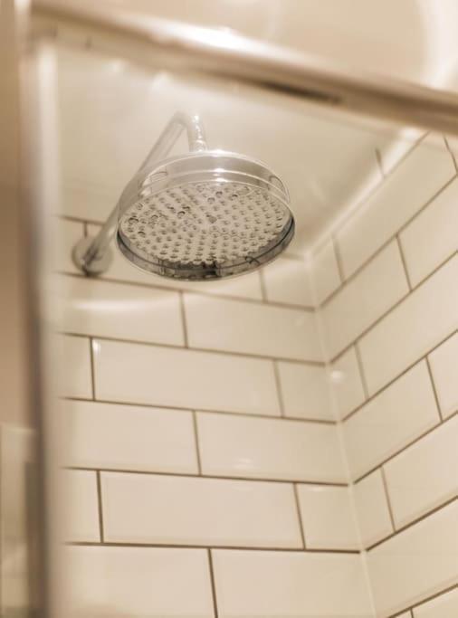 New -bright -fresh - With Parking & For Electric Cars Apartment Bath