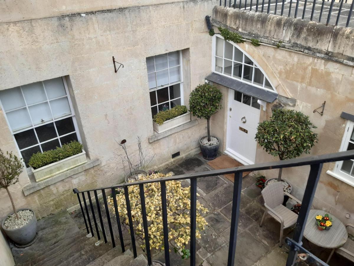 Royal Crescent Courtyard Apartment Bath