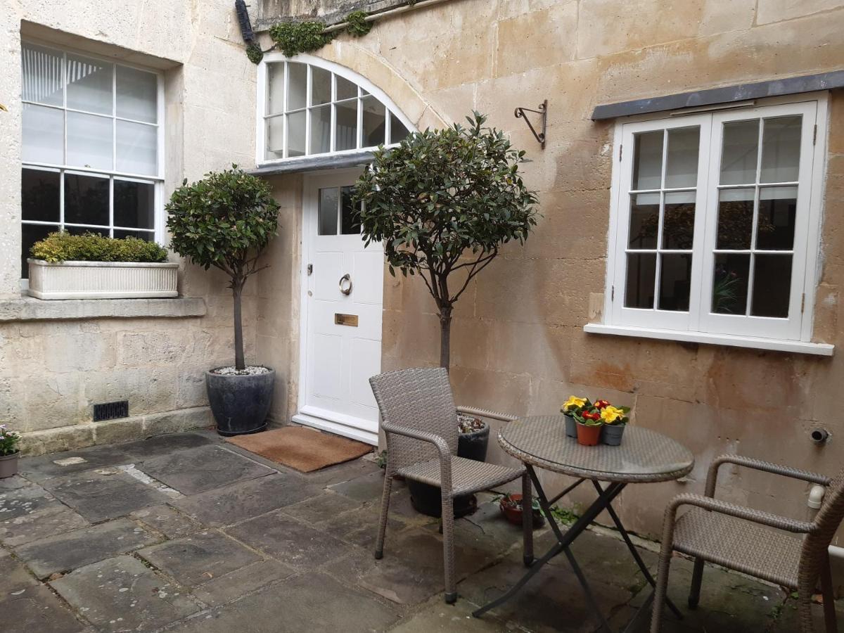 Royal Crescent Courtyard * Bath