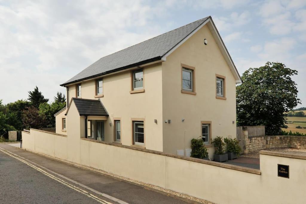 The Gables - Spacious House, Picturesque Views & Free Parking Holiday home