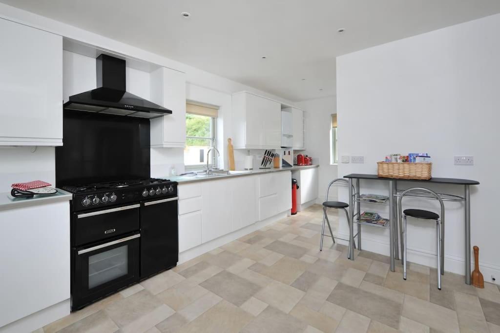 The Gables - Spacious House, Picturesque Views & Free Parking Holiday home Bath